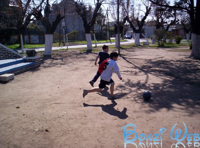 Plaza Martin Fierro (Aldo bonzi) Estos dos niños nos mostraron como juegan futbol especialmente cuando les contamos que las fotos eran para la pagina  www.bonziweb.com.ar !!!
