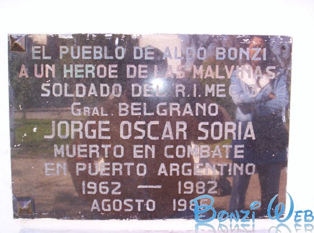 EL PUEBLO DE ALDO BONZI A UN HEROE DE LAS MALVINAS SOLDADO DEL R.I.MEC.3 Gral. BELGRANO. JORGE OSCAR SORIA. MUERTO EN COMBATE EN PUERTO ARGENTINO. 1962-1982. AGOSTO 1985